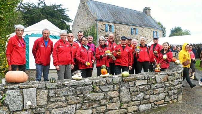 100 Marcheurs À La Fête De Parçay-sur-Vienne 100 Marcheurs À La Fête De Parçay-sur-Vienne
