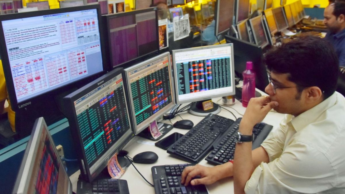 बाजार में ऐतिहासिक रिकवरी: निफ्टी ने 2025 का नुकसान किया पूरा, सेंसेक्स में 1078 अंकों की बढ़ोतरी बाजार में ऐतिहासिक रिकवरी: निफ्टी ने 2025 का नुकसान किया पूरा, सेंसेक्स में 1078 अंकों की बढ़ोतरी