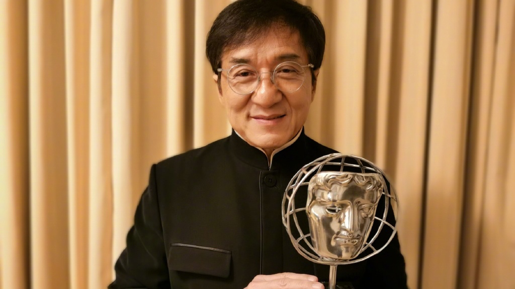 71歲成龍突被女星緊抱!滿頭白髮引網笑:爺爺與孫女? 71歲成龍突被女星緊抱!滿頭白髮引網笑:爺爺與孫女?