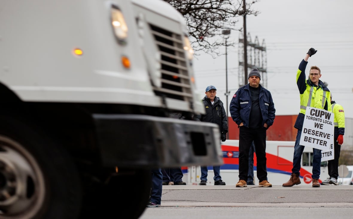A Looming Canada Post Strike: Customer Service Disruptions A Looming Canada Post Strike: Customer Service Disruptions