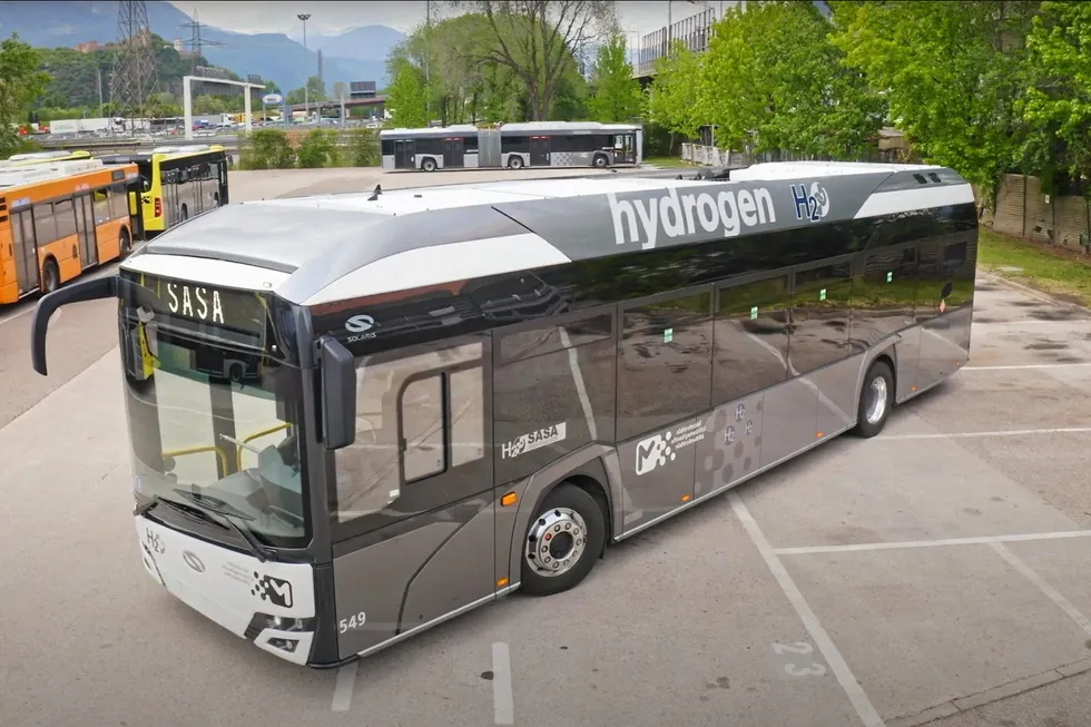 A Realistic Look At Hydrogen And Battery-Powered Buses In Europe A Realistic Look At Hydrogen And Battery-Powered Buses In Europe