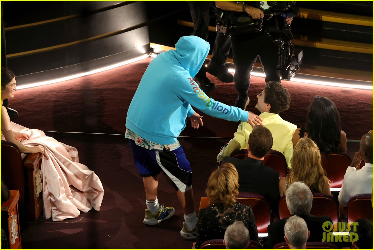 Adam Sandler's Unexpected Oscars 2025 Appearance: Analyzing The Outfit, Joke, And Chalamet Hug Adam Sandler's Unexpected Oscars 2025 Appearance: Analyzing The Outfit, Joke, And Chalamet Hug