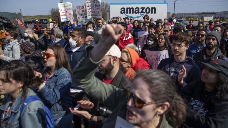 Amazon Faces Union Challenge Over Quebec Warehouse Closure Decisions Amazon Faces Union Challenge Over Quebec Warehouse Closure Decisions