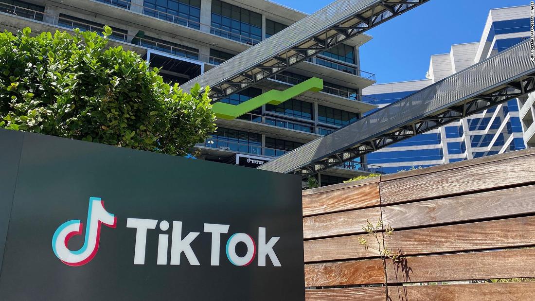 Amsterdam City Faces Lawsuit From Residents Due To TikTok-Driven Tourist Overload At Local Snack Bar Amsterdam City Faces Lawsuit From Residents Due To TikTok-Driven Tourist Overload At Local Snack Bar
