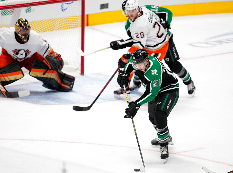 Anaheim Ducks Fall To Dallas Stars Despite Leo Carlsson's Two-Goal Performance