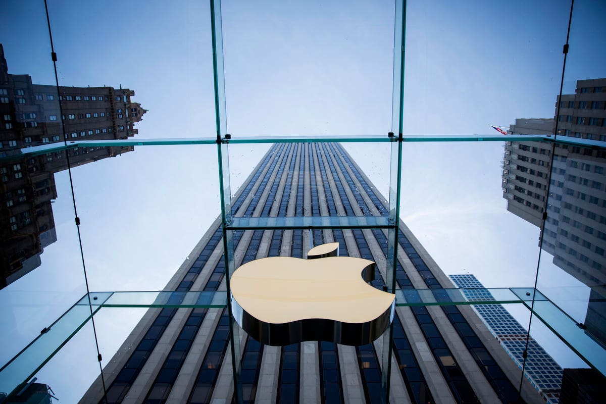 Apple Stock Slumps: $900 Million Tariff Impact Apple Stock Slumps: $900 Million Tariff Impact