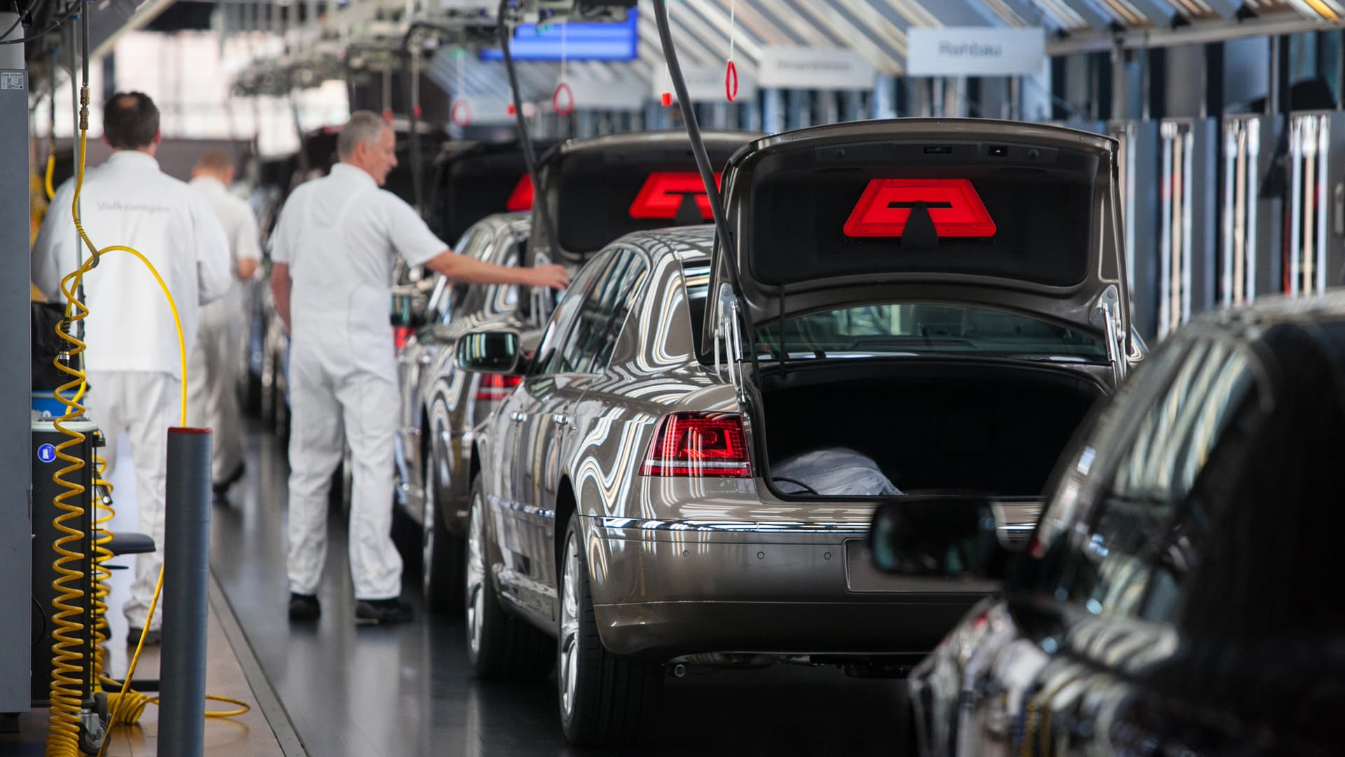 Are BMW And Porsche Losing Ground In China? A Deep Dive Into Market Dynamics Are BMW And Porsche Losing Ground In China? A Deep Dive Into Market Dynamics