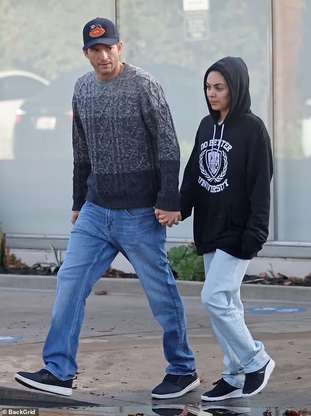 Ashton Kutcher And Mila Kunis Spotted In Beverly Hills Ashton Kutcher And Mila Kunis Spotted In Beverly Hills