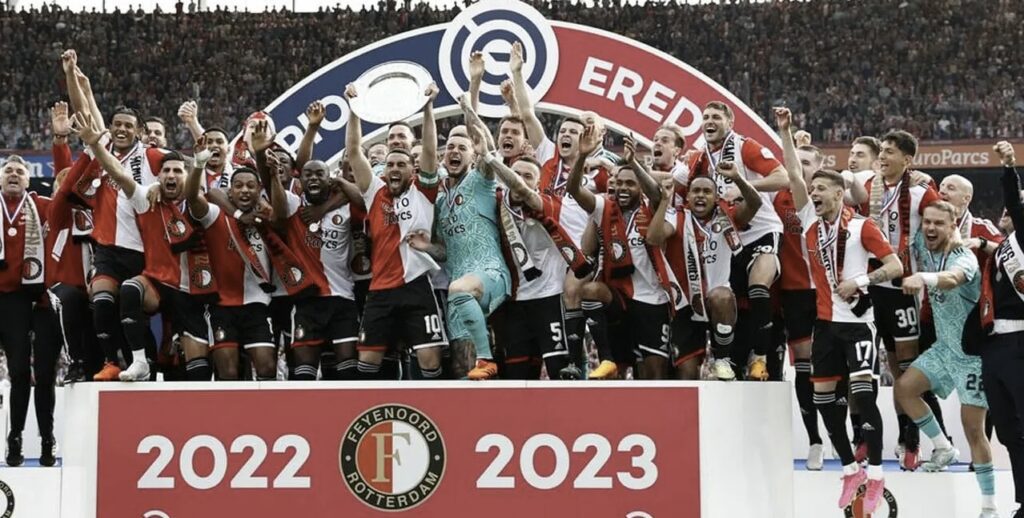 أيندهوفن يتوج بلقب الدوري الهولندي: تتويج مستحق أم مفاجأة؟ أيندهوفن يتوج بلقب الدوري الهولندي: تتويج مستحق أم مفاجأة؟