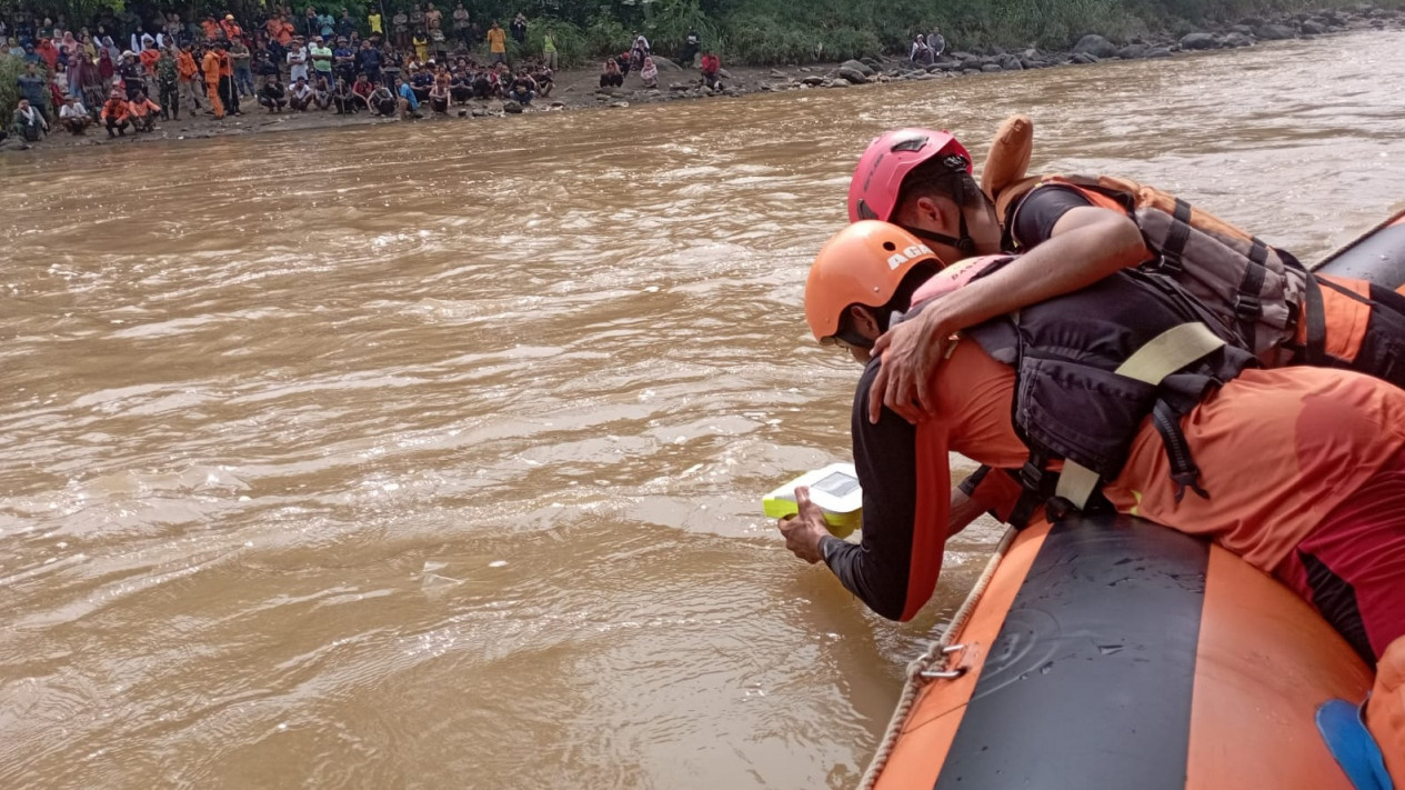 Basarnas Cari Balita Hilang Diduga Tenggelam Dan Terseret Arus Di Batu Ampar Basarnas Cari Balita Hilang Diduga Tenggelam Dan Terseret Arus Di Batu Ampar