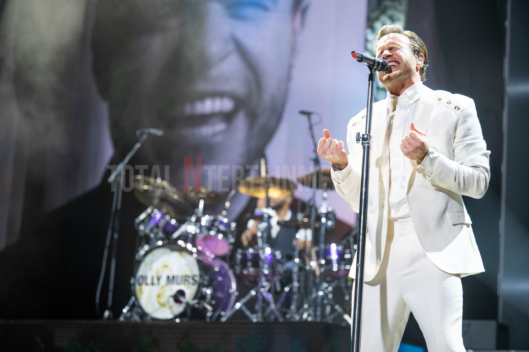 Beautiful Castle Near Manchester Hosts Huge Music Festival With Olly Murs Beautiful Castle Near Manchester Hosts Huge Music Festival With Olly Murs