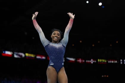 Biles Celebra: Una Gimnasta Repite Su Icónico Salto Biles Celebra: Una Gimnasta Repite Su Icónico Salto