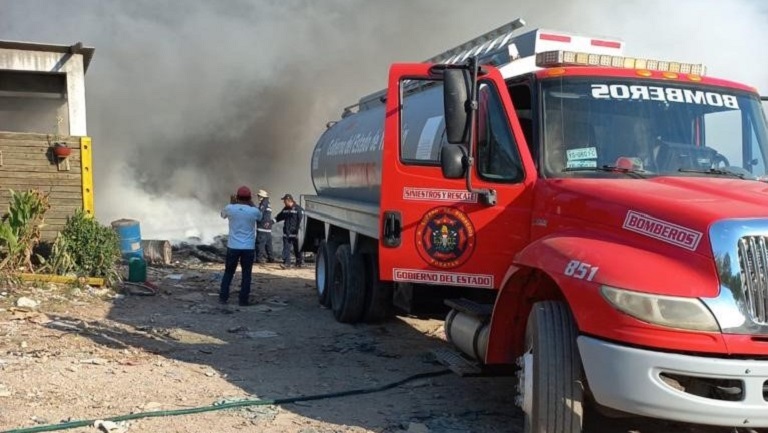 Bomberos Forestales Combaten Incendio En Constanza: Densa Humarada Afecta A Residentes