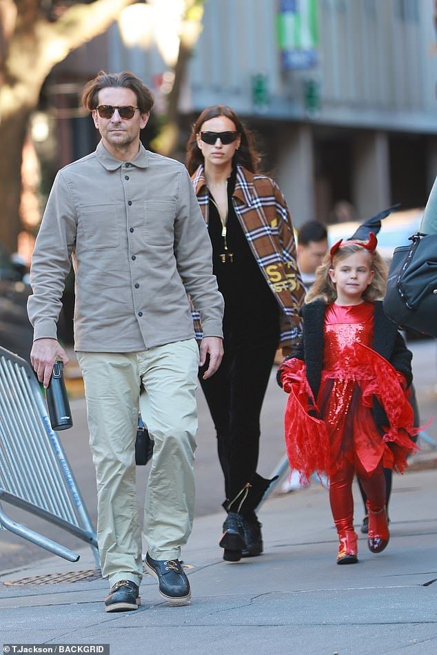 Bradley Cooper And 7-Year-Old Lea De Seine Shaquille Cooper Twin In Green At Super Bowl LIX Bradley Cooper And 7-Year-Old Lea De Seine Shaquille Cooper Twin In Green At Super Bowl LIX