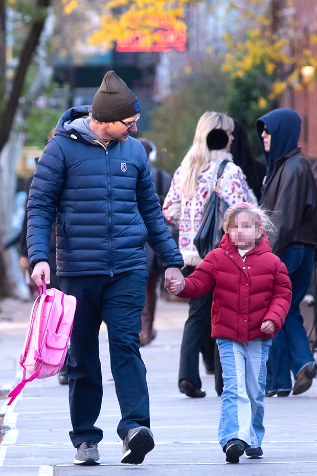 Bradley Cooper And Daughter Lea, 7, Twin In Matching Green Jackets At Super Bowl 2025 Bradley Cooper And Daughter Lea, 7, Twin In Matching Green Jackets At Super Bowl 2025