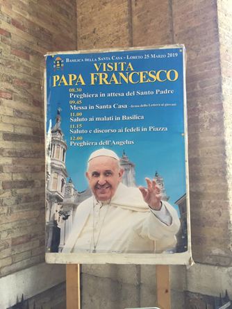 Cardinale Becciu E Papa Francesco:  Un'Esortazione Alla Preghiera E Alla Riflessione Sulle Recenti Vicende