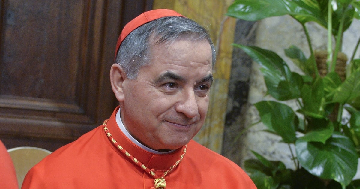 Cardinale Becciu: Preghiere, Sviluppi E Riflessioni Sulle Dimissioni Cardinale Becciu: Preghiere, Sviluppi E Riflessioni Sulle Dimissioni