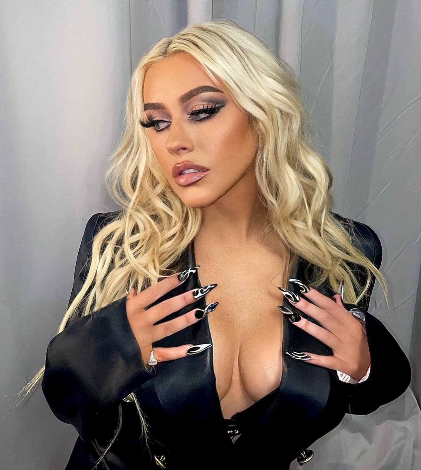 Christina Aguilera: Fans Accuse Singer Of Excessive Photoshopping In New Photoshoot Christina Aguilera: Fans Accuse Singer Of Excessive Photoshopping In New Photoshoot