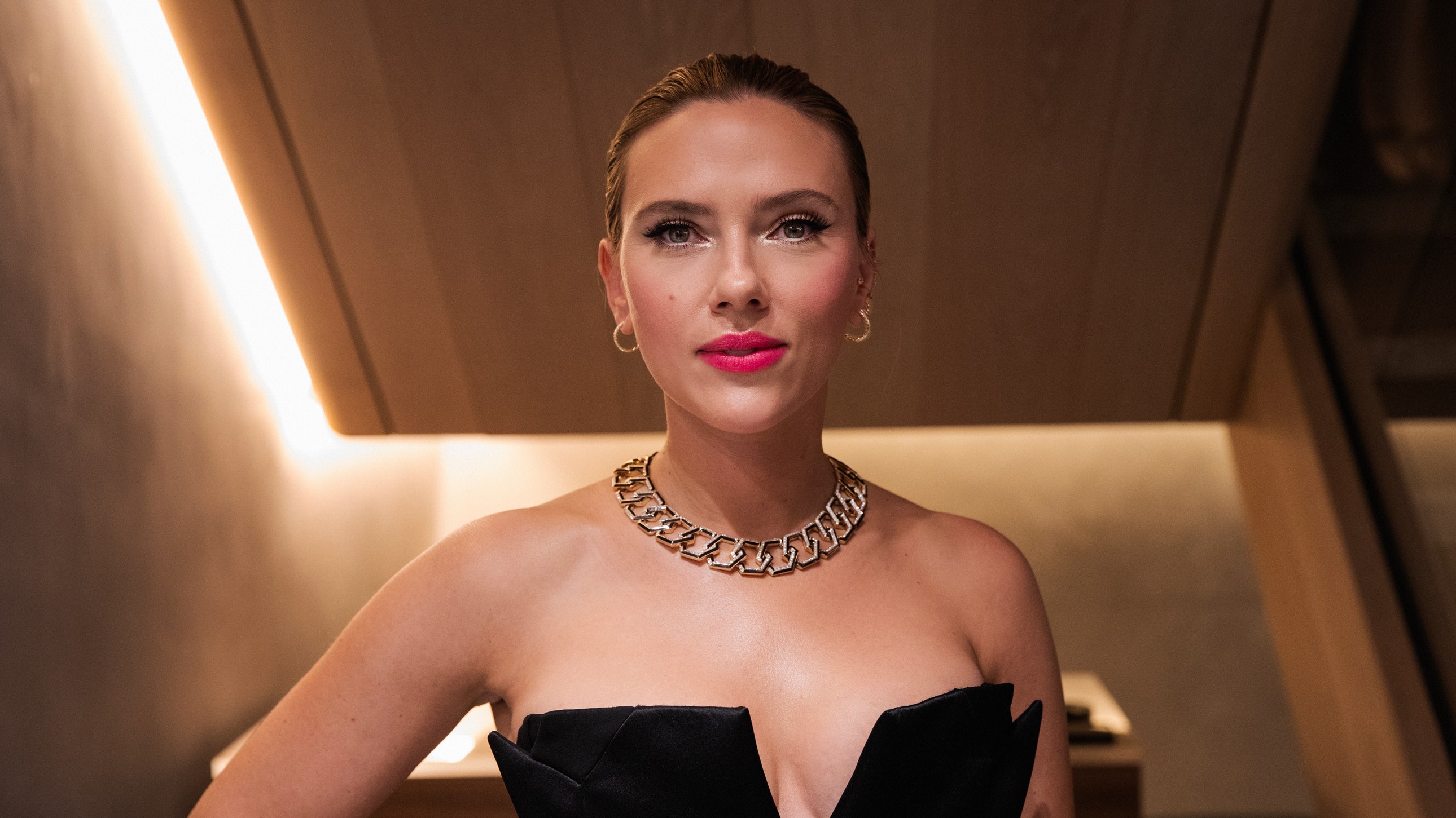 Colin Jost's Lower Salary Compared To Scarlett Johansson: A Detailed Look Colin Jost's Lower Salary Compared To Scarlett Johansson: A Detailed Look