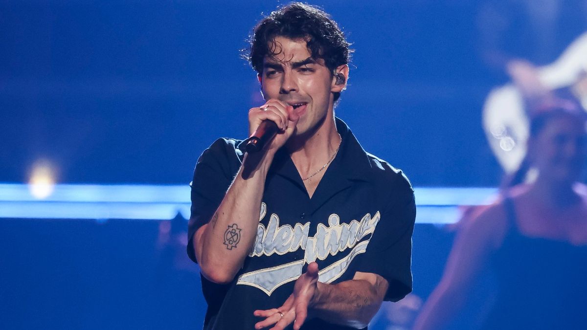 Couple Fights Over Joe Jonas; His Reaction Is Going Viral Couple Fights Over Joe Jonas; His Reaction Is Going Viral