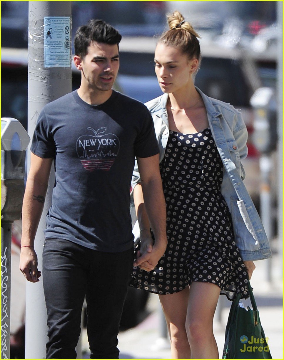 Couple Fights Over Joe Jonas; His Reaction Is Golden Couple Fights Over Joe Jonas; His Reaction Is Golden