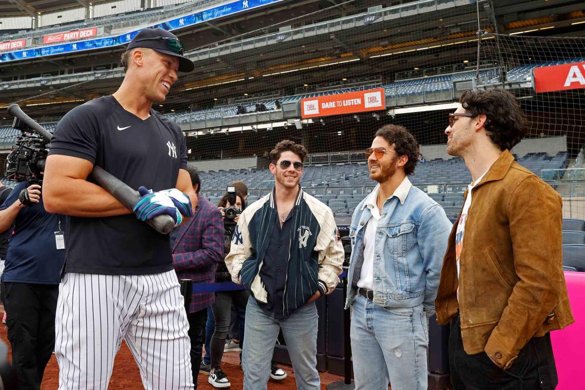 Couple Fights Over Joe Jonas; His Response Is Golden Couple Fights Over Joe Jonas; His Response Is Golden