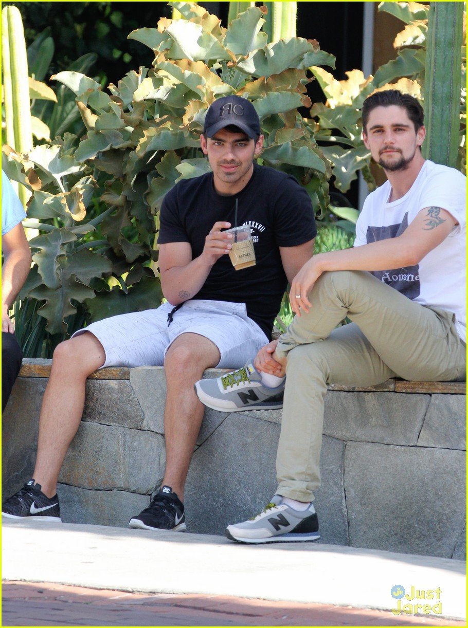 Couple Fights Over Joe Jonas; His Response Is Hilarious Couple Fights Over Joe Jonas; His Response Is Hilarious