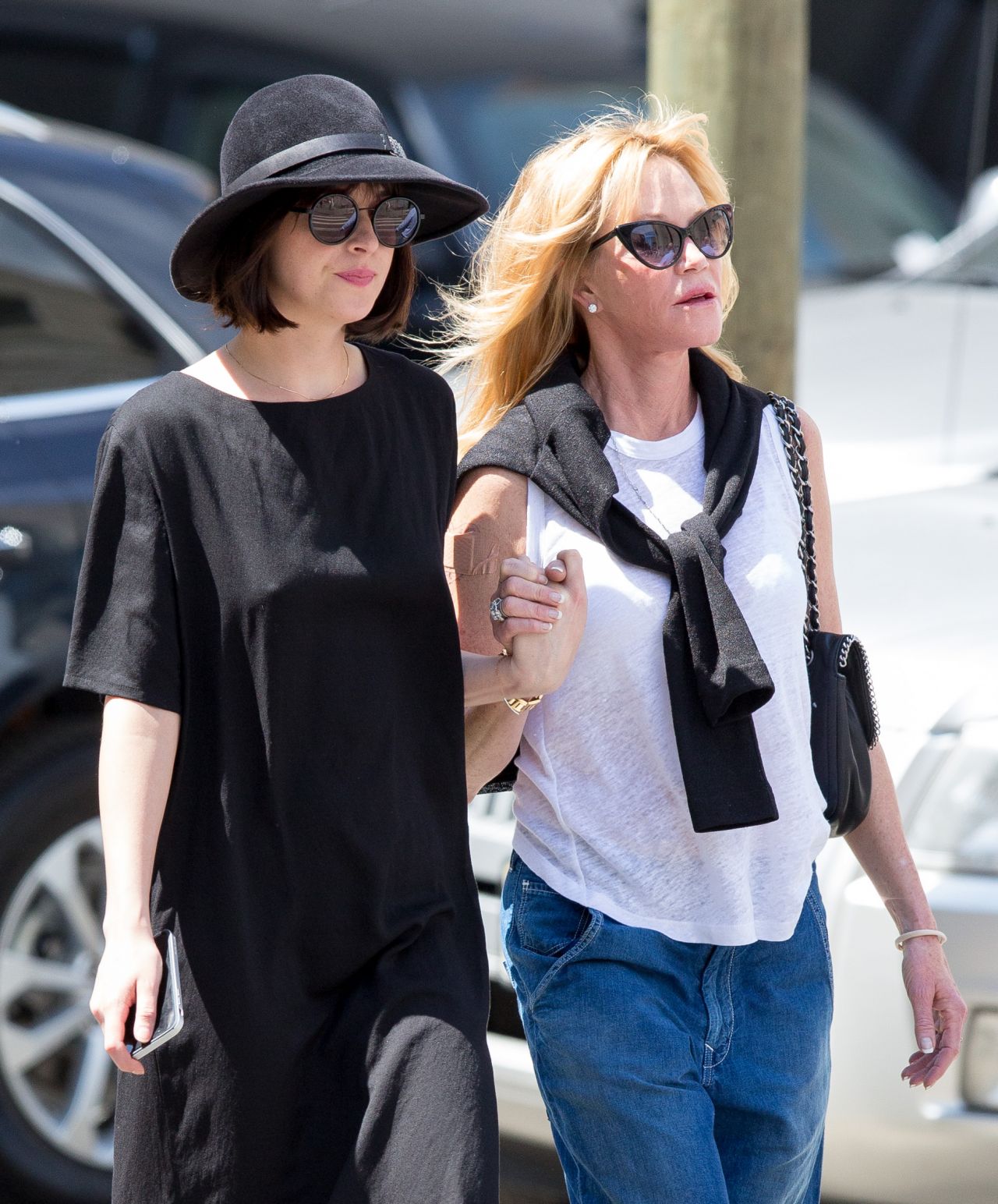 Dakota Johnson And Melanie Griffith: A Mother-Daughter Fashion Moment Dakota Johnson And Melanie Griffith: A Mother-Daughter Fashion Moment