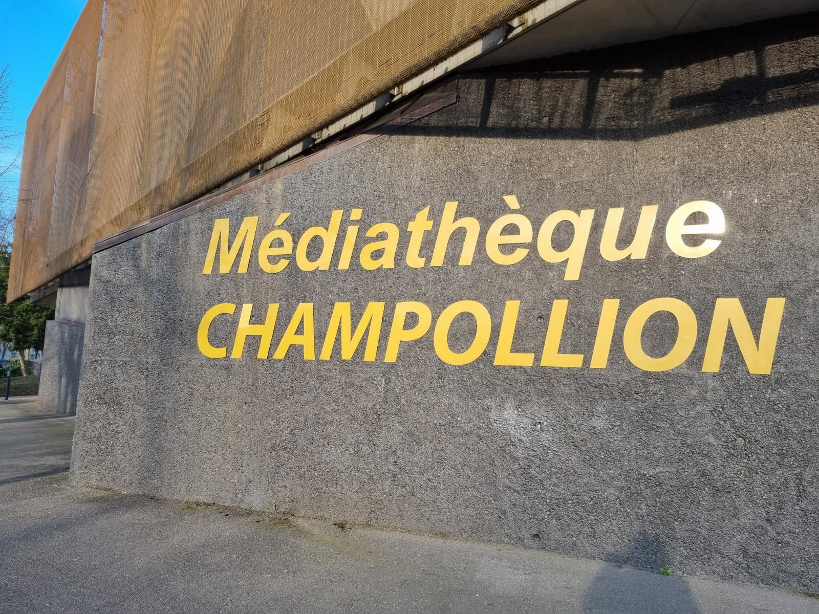 Début D'incendie À La Médiathèque Champollion À Dijon Début D'incendie À La Médiathèque Champollion À Dijon