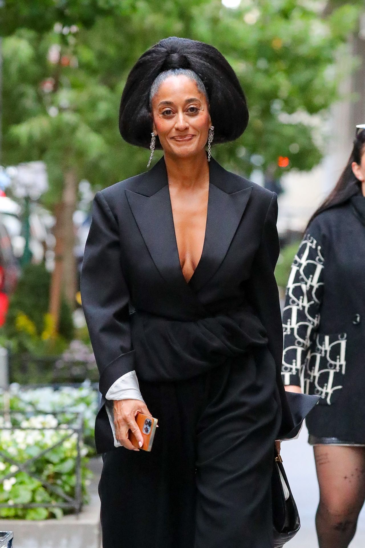 Essence Interview: Issa Rae, Rashida Jones, & Tracee Ellis Ross's Black Mirror Discussion Essence Interview: Issa Rae, Rashida Jones, & Tracee Ellis Ross's Black Mirror Discussion