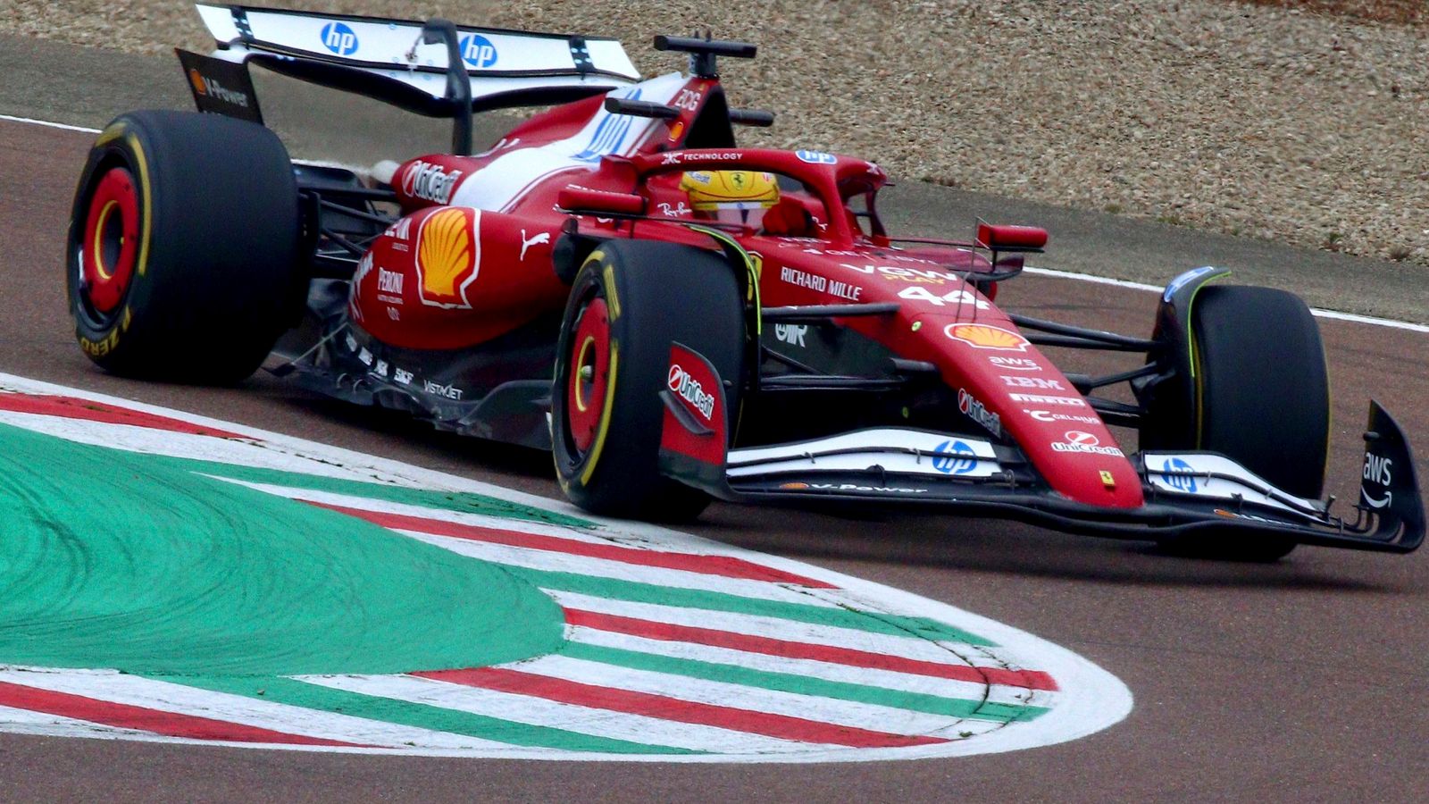 F1 Testing: Lewis Hamilton's Unexpected Gesture Revealed F1 Testing: Lewis Hamilton's Unexpected Gesture Revealed