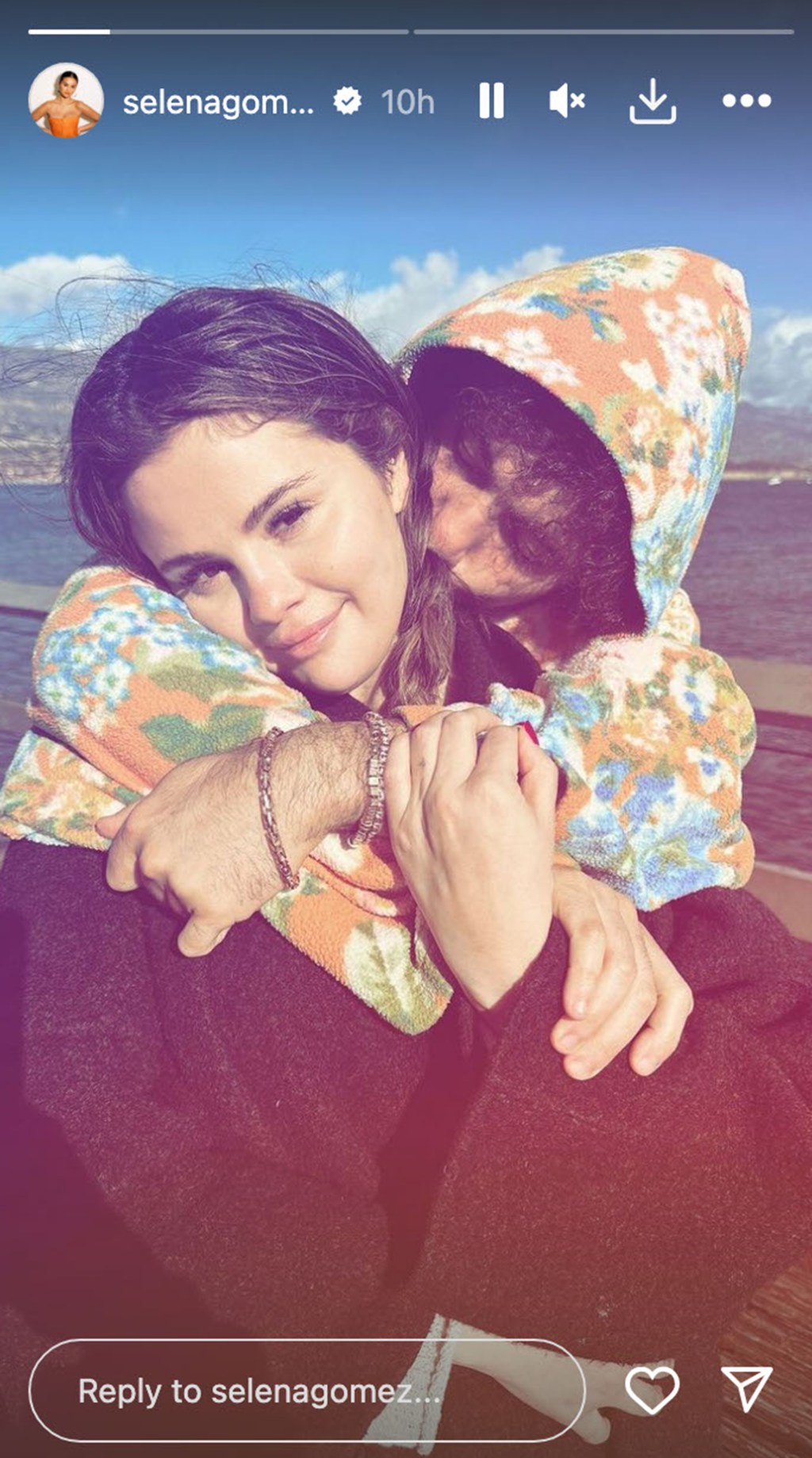 Fan Spots Intimate Item: Selena Gomez's Unintentional Benny Blanco Revelation Fan Spots Intimate Item: Selena Gomez's Unintentional Benny Blanco Revelation