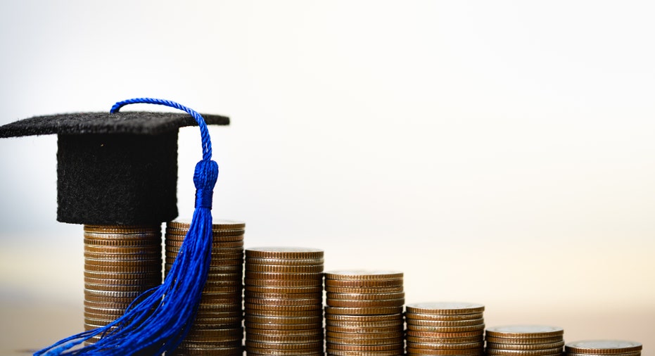 Federal Student Loan Refinancing: Should You Use A Private Lender? Federal Student Loan Refinancing: Should You Use A Private Lender?