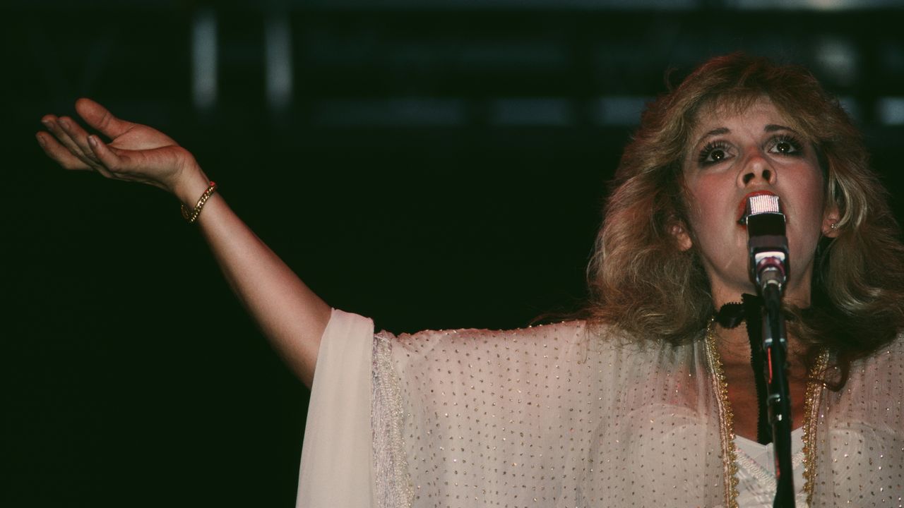 Fleetwood Mac Announces New Album: A Retrospective Journey Fleetwood Mac Announces New Album: A Retrospective Journey