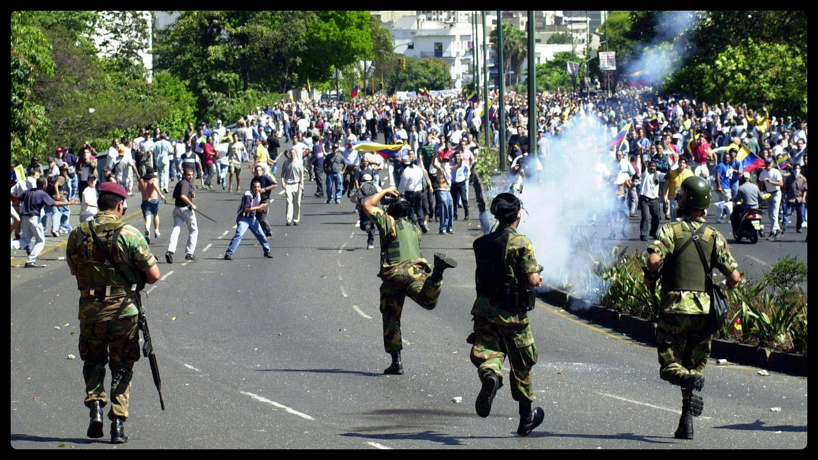 Fuerzas Armadas Militarizan Sesión Del CNE: ¿Un Golpe A La Democracia? Fuerzas Armadas Militarizan Sesión Del CNE: ¿Un Golpe A La Democracia?