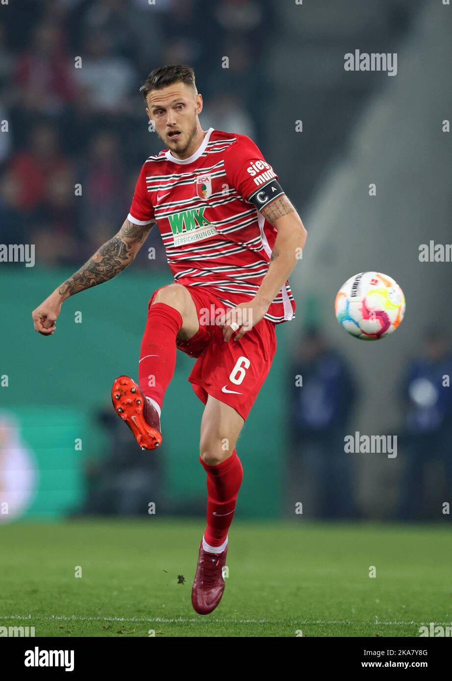 Gouweleeuw's Toekomst Bij FC Augsburg Onder Nieuwe Trainer Gouweleeuw's Toekomst Bij FC Augsburg Onder Nieuwe Trainer