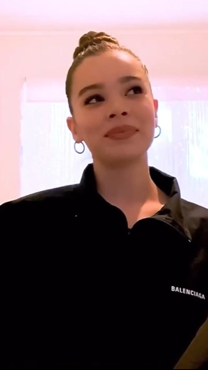 Hailee Steinfeld's Chiefs Praise During Hot Ones Challenge Hailee Steinfeld's Chiefs Praise During Hot Ones Challenge