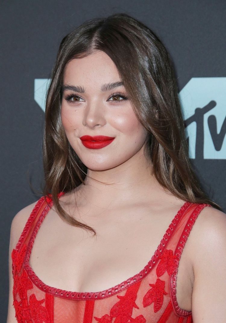 Hailee Steinfeld's Stunning Red Cape At The Sinner Photo Call In Mexico Hailee Steinfeld's Stunning Red Cape At The Sinner Photo Call In Mexico