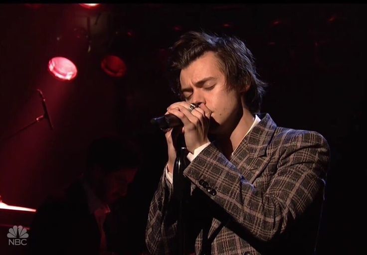 Harry Styles Reacts To A Hilariously Bad SNL Impression Harry Styles Reacts To A Hilariously Bad SNL Impression