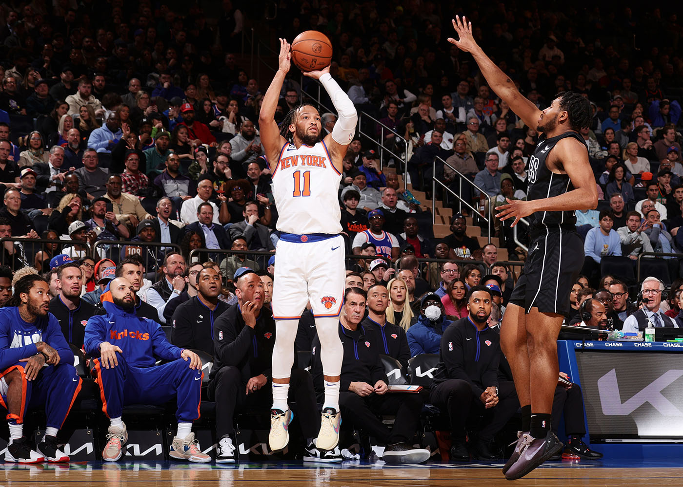 Jalen Brunson Rolls Ankle, Exits Knicks-Lakers Game In OT Jalen Brunson Rolls Ankle, Exits Knicks-Lakers Game In OT