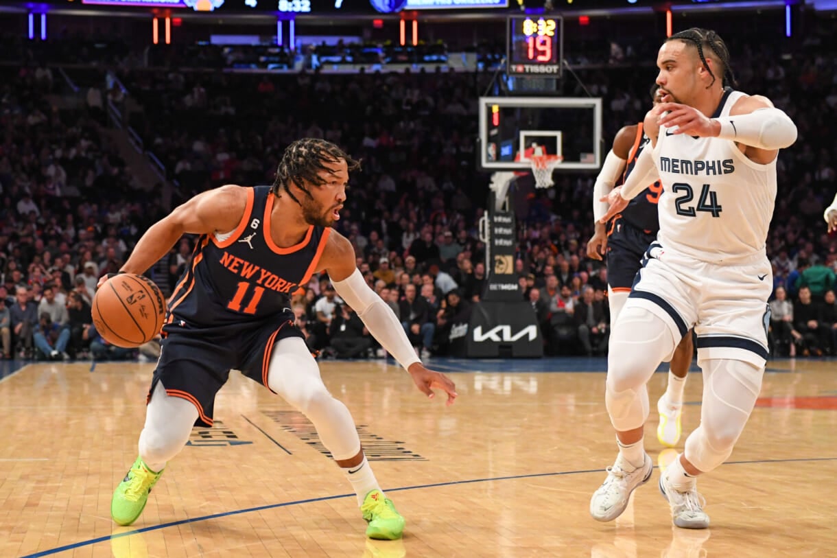 Jalen Brunson Rolls Ankle, Leaves Knicks-Lakers Game In Overtime Jalen Brunson Rolls Ankle, Leaves Knicks-Lakers Game In Overtime