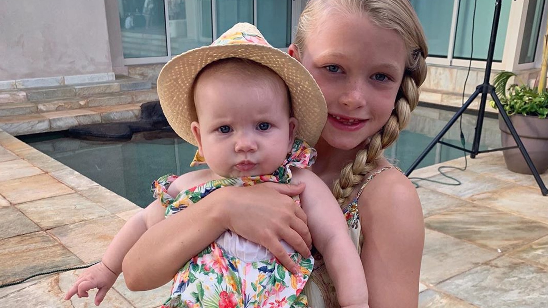 Jessica Simpson And Birdie: Adorable Twins In Yellow Swimsuits Jessica Simpson And Birdie: Adorable Twins In Yellow Swimsuits