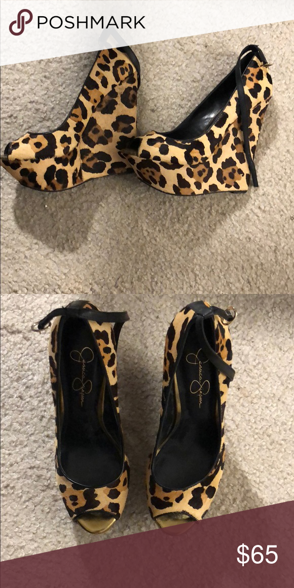 Jessica Simpson's Cheetah Print And Blue Fur Coat: A Stylish Airport Outfit Jessica Simpson's Cheetah Print And Blue Fur Coat: A Stylish Airport Outfit