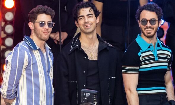 Joe Jonas And The Couple's Hilarious Dispute Joe Jonas And The Couple's Hilarious Dispute
