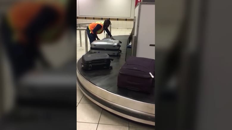 كاميرات مطار الجزائر تكشف سرقة حقائب مسافرين كاميرات مطار الجزائر تكشف سرقة حقائب مسافرين