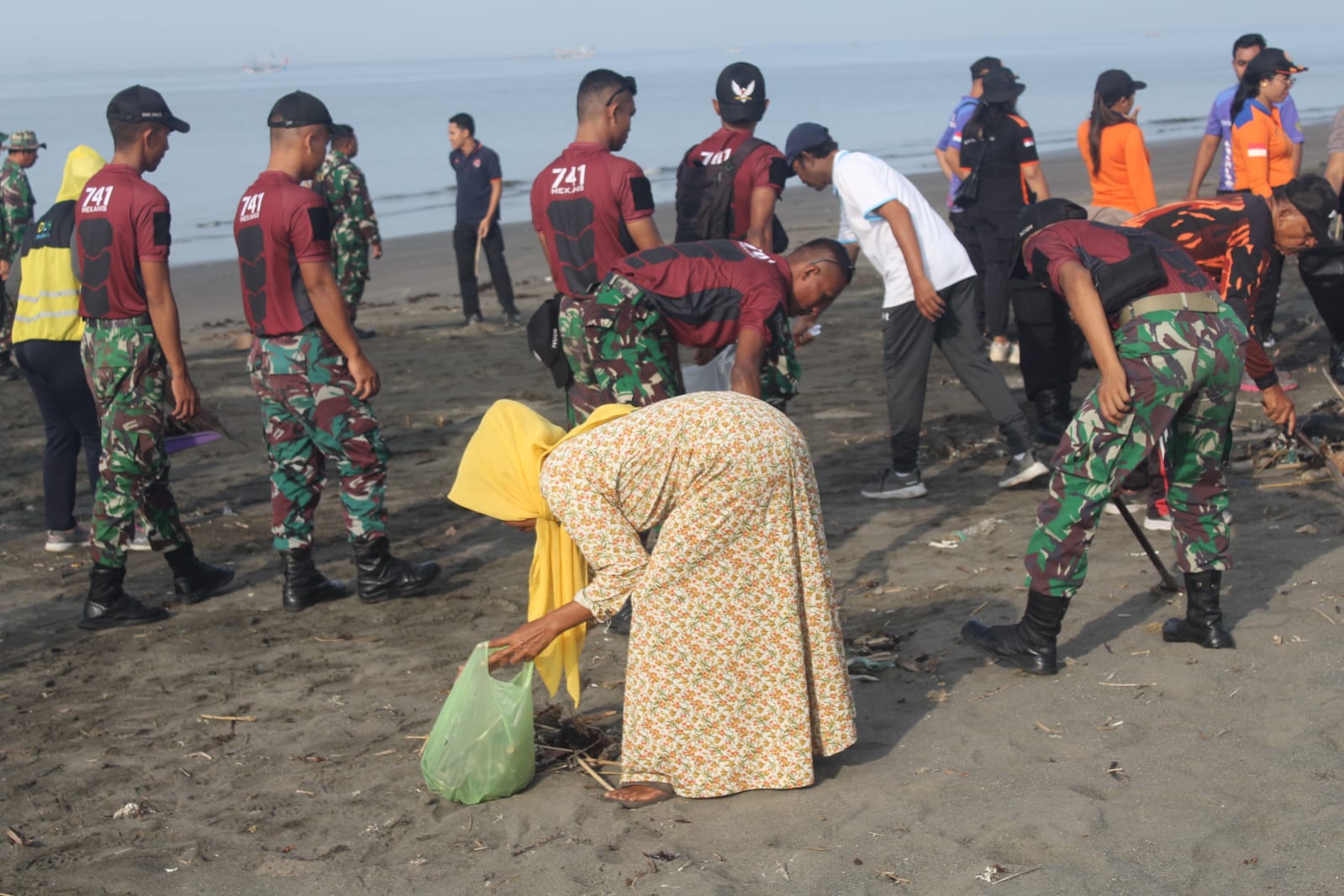 Kodam Udayana Dan Perannya Dalam Membersihkan Sampah Di Bali Kodam Udayana Dan Perannya Dalam Membersihkan Sampah Di Bali