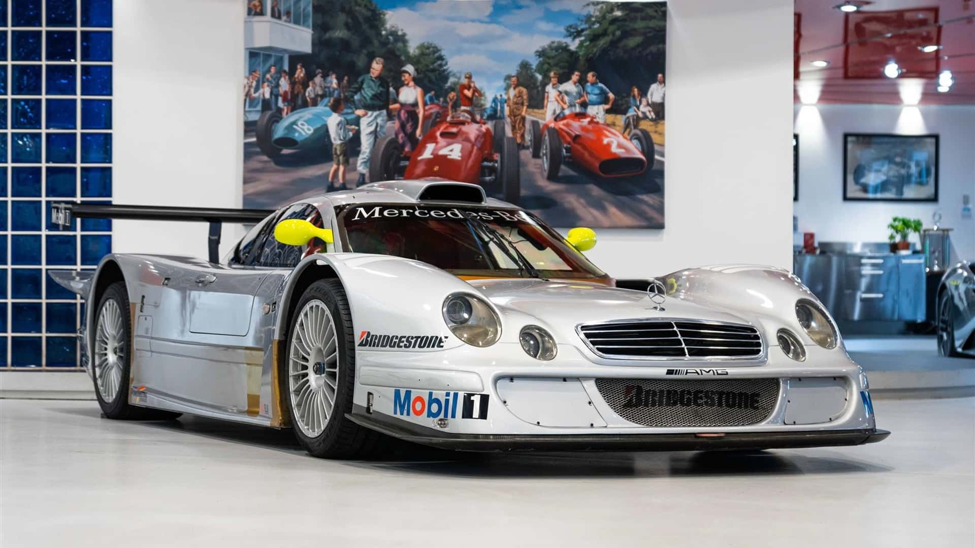 Közúti Porsche: A Legendás F1 Motor Erővel Közúti Porsche: A Legendás F1 Motor Erővel