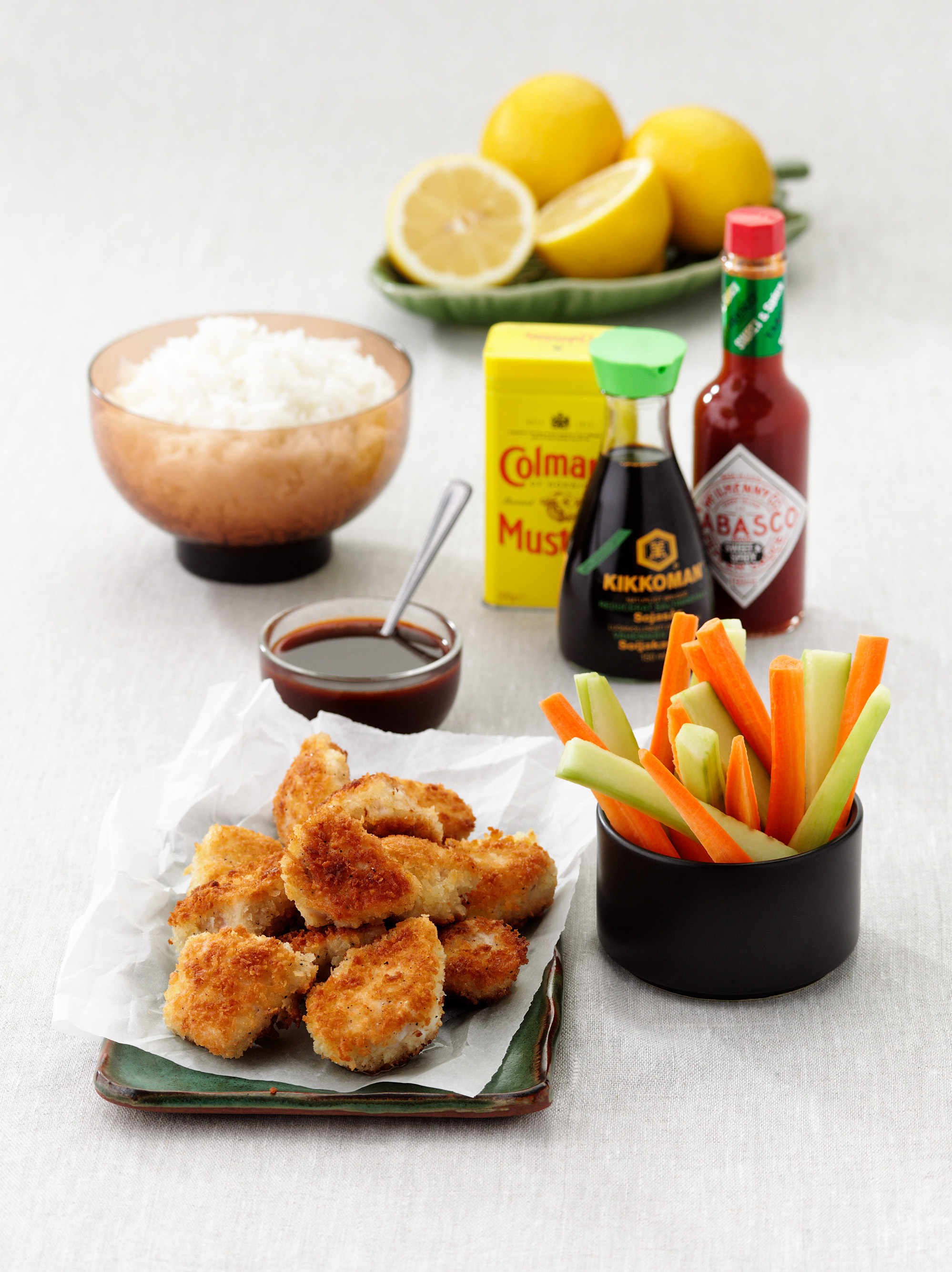Kycklingnuggets Med Knaprig Majsflingspanering Och Fräsch Sallad