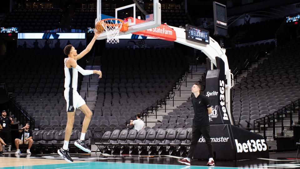 L'au Revoir De Wembanyama À Popovich : Un Mentor Inspirant Pour La Jeune Star L'au Revoir De Wembanyama À Popovich : Un Mentor Inspirant Pour La Jeune Star
