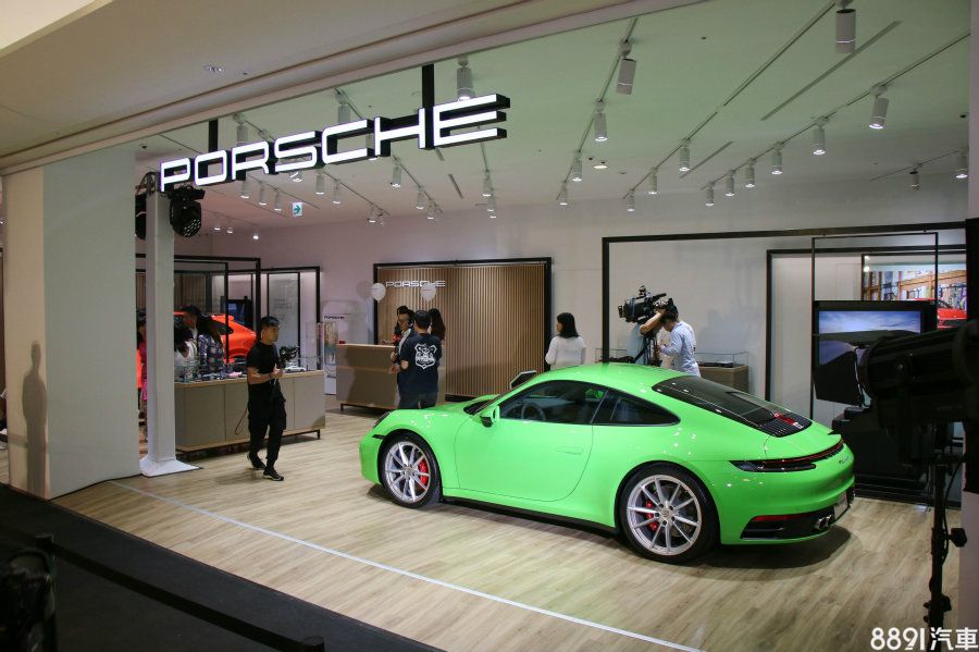 Labubu加持!新北Porsche NOW概念店展現品牌新風貌 Labubu加持!新北Porsche NOW概念店展現品牌新風貌